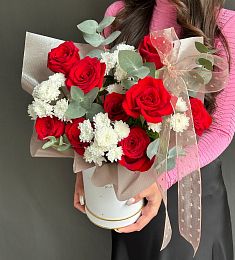 Композиция "Блинк" с розами и хризантемам в коробке