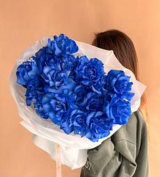 17 синих роз в оформлении