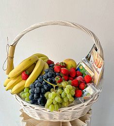 Корзина "Свидание" с ягодами, фруктами, вином и сыром
