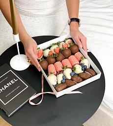 Фруктовый бокс "Эмма" бананы, клубника и финики в шоколаде
