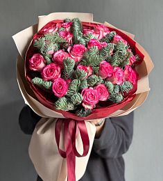 Букет "Империя роз" из розовых роз и нобилиса