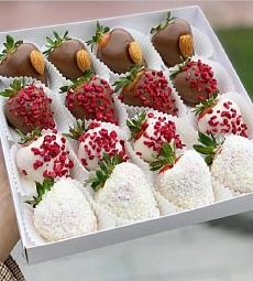 Клубничный бокс "Choco Fusion" клубника в белом и молочном шоколаде