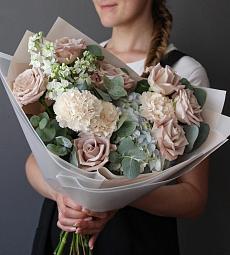 Букет "Элегантный" из роз, гвоздик и эвкалипта 