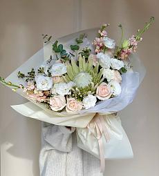Букет с розами и  протеей "София"