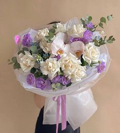 Букет "Цветочный парфюм" из роз, лизиантусов, орхидей и твидии