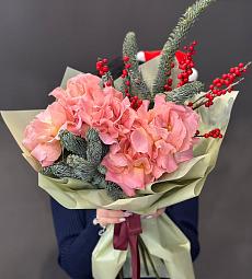Композиция "Ёлочные радости" с розами, нобилисом и илексом