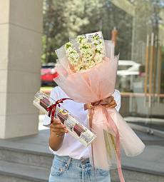 Сет "Колокольчик" букет из маттиолы и клубника