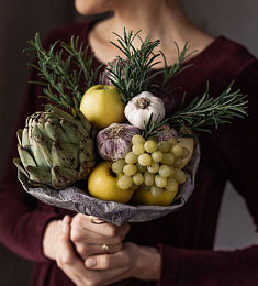 Съедобный букет "Мускат" с артишоком и фруктами