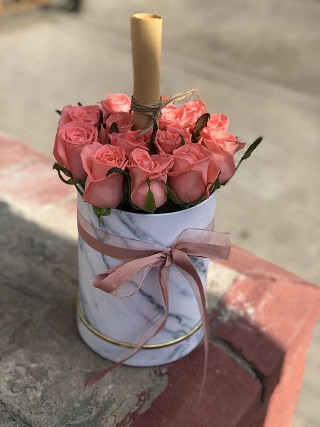 15 коралловых роз в мраморной коробке 1