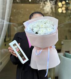 Сет "Макаронс + хризантема" моно букет хризантем и коробочка макаронс