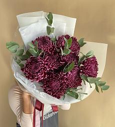 Букет "Карлайл" из крупных хризантем с эвкалиптом