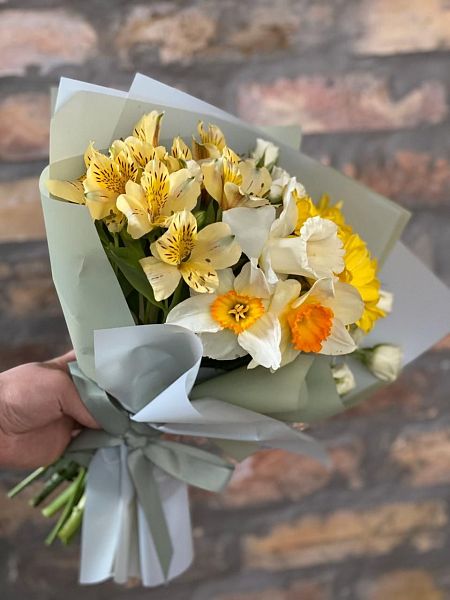 SPRING 9.0 букет из нарциссов и альстромерий 8
