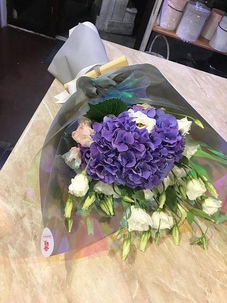 Букет "Спелая слива" из гортензий и лизиантусов 2