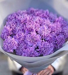 Букет из 35 фиолетовых гвоздик в оформлении