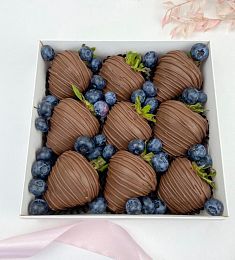 Клубничный бокс "ChocoCharm" клубника в итальянском шоколаде со свежими ягодами голубики
