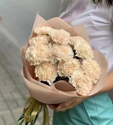 Букет из 11 нежных гвоздик в стильном оформлении