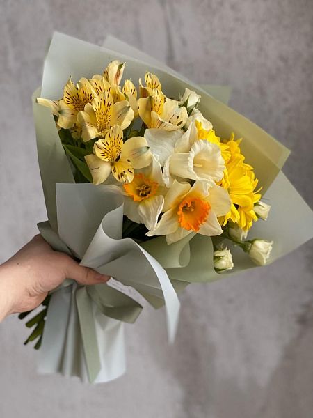 SPRING 9.0 букет из нарциссов и альстромерий 2
