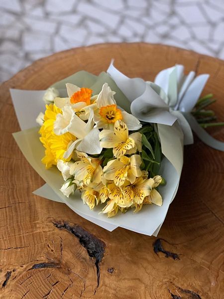 SPRING 9.0 букет из нарциссов и альстромерий 4