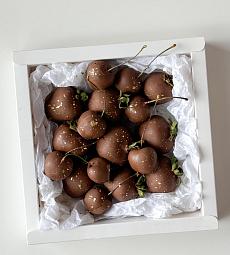 Фруктовый бокс "Dark diamond " клубника и вишня в шоколаде