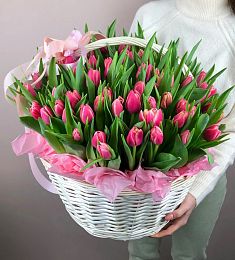 75 розовых тюльпанов в корзине