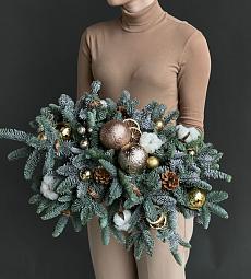 Новогодняя композиция "Новогодний шик" из нобилиса с золотым декором