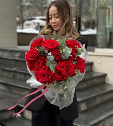 Букет "Красный шик" из красных роз и эвкалипта