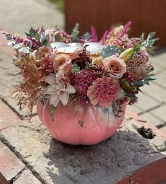 Букет в тыкве "Cucurbita pepo" из роз, лилий, гвоздик и сухоцветов