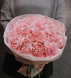Букет из 35 розовых гвоздик в стильном оформлении