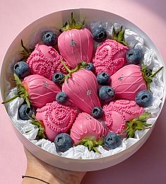 Клубничный бокс "Eloisa" в розовом итальянском шоколаде со свежими ягодами голубики