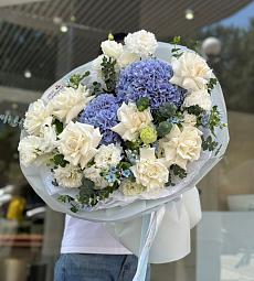 Букет "Морской бриз"  из гортензии, роз и лизиантусов