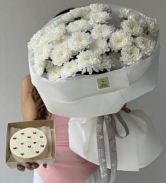 Сет "Чудесный" букет из ромашковидных хризантем и бенто тортика