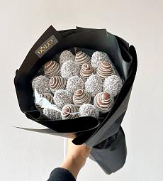 Клубничный букет "Уэнсдей" из свежей вкусной клубники в итальянском шоколаде. 