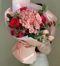 Букет "Вайнона" с гортензией, розой и тюльпаном