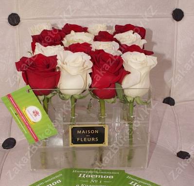 Голландские розы в стеклянной коробке maison des FLEURS 2
