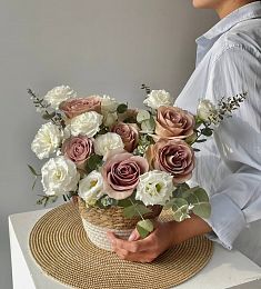 Композиция "Лион М" с розами и лизиантусом в кашпо
