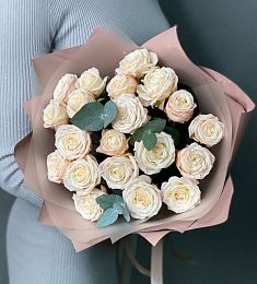 9 пионовидных кустовых роз "Бомбастик"