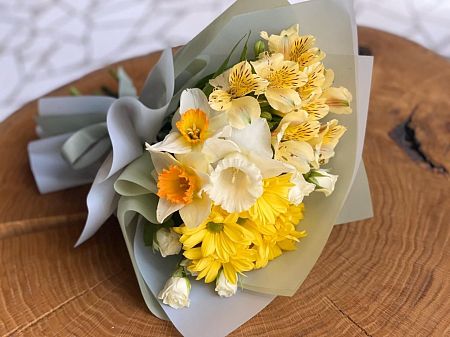 SPRING 9.0 букет из нарциссов и альстромерий 6