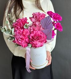 Комопзиция "Розия" из гвоздик и роз в коробке