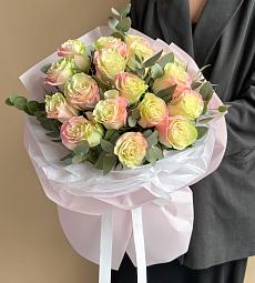 17 градиентных роз с эвкалиптом