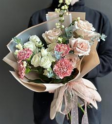 Композиция "Томоко" из гвоздик и роз