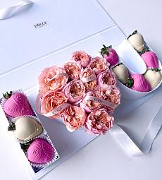 Клубничный бокс с цветами "Love you" клубника в шоколаде и пионовидные спрей розы