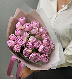 Букет 11 розовых пионовидных кустовых роз в оформлении