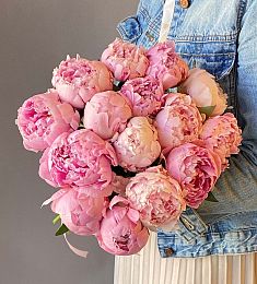 15 розовых голландских пионов с лентой