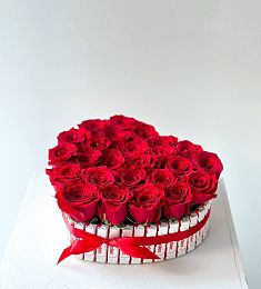 Композиция "Roses" голландские розы в коробке с шоколадом kinder