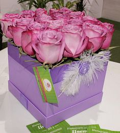 Квадратная коробка с пером и розой