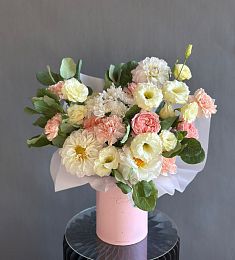 Композиция "Гленда" из георгинов, гвоздики, роз и лизиантуса в коробке