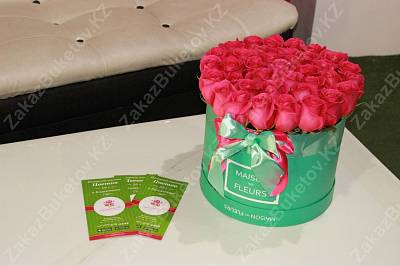 Фирменная коробка MAISON c голландскими розами 2