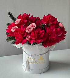 Композиция "Enigmatic Allure" из роз и нобилиса в коробке