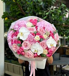 Букет "Артемида" из гортензии, орхидей и роз