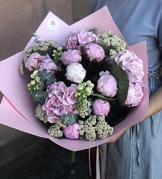 Цветочная композиция "Версаль" из гортензий и пионов